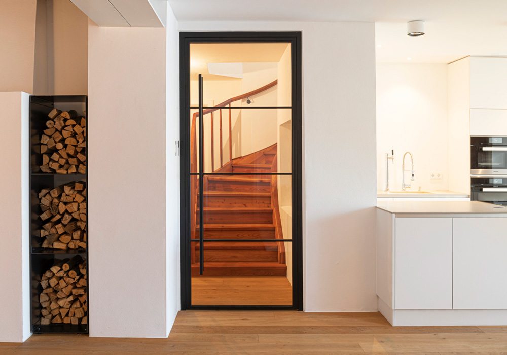 Двері в стилі лофт від Hörmann як перегородка між коридором і кухнею.