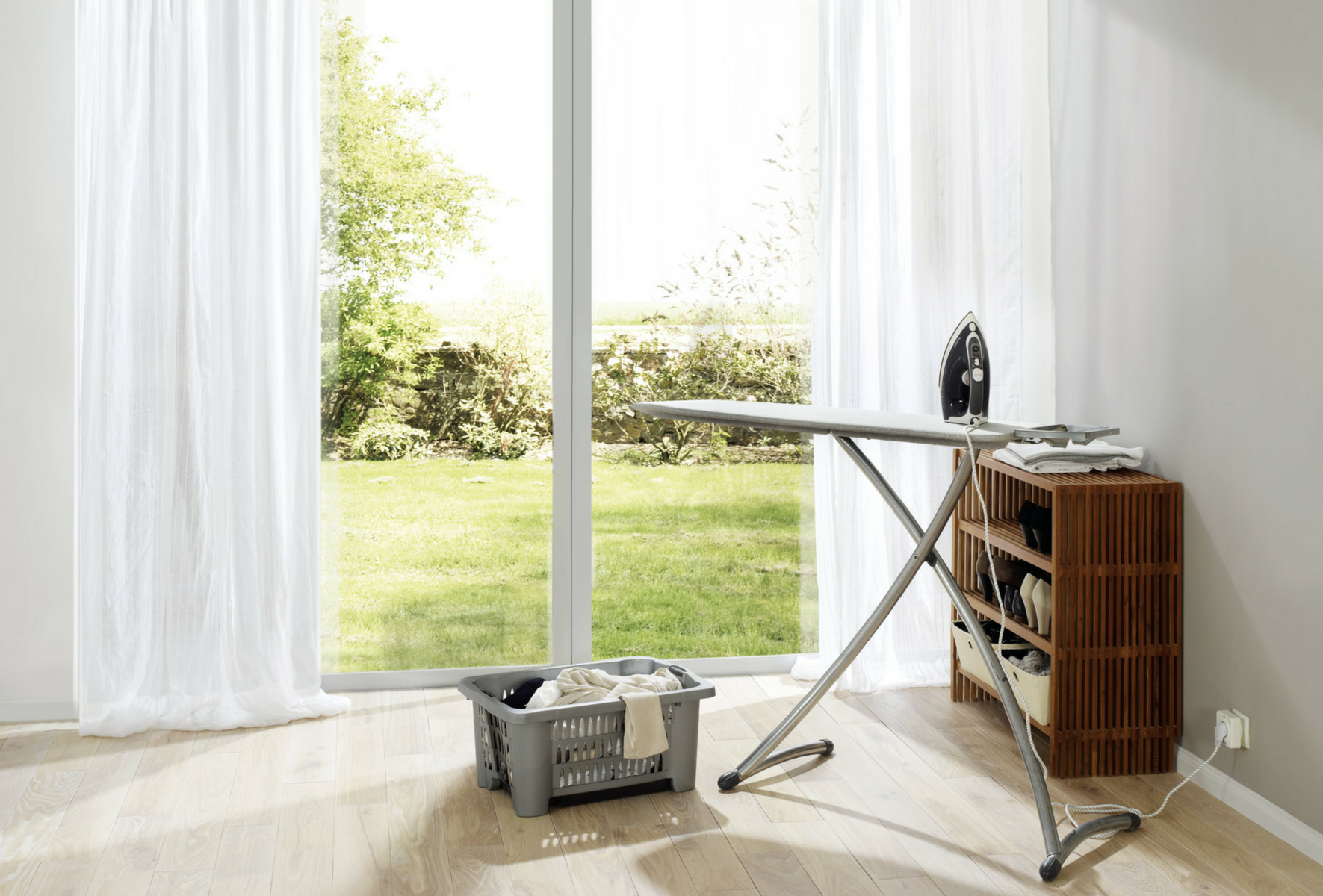 Утюг, управляемый системой Smart Home с помощью приемника в розетке Hörmann