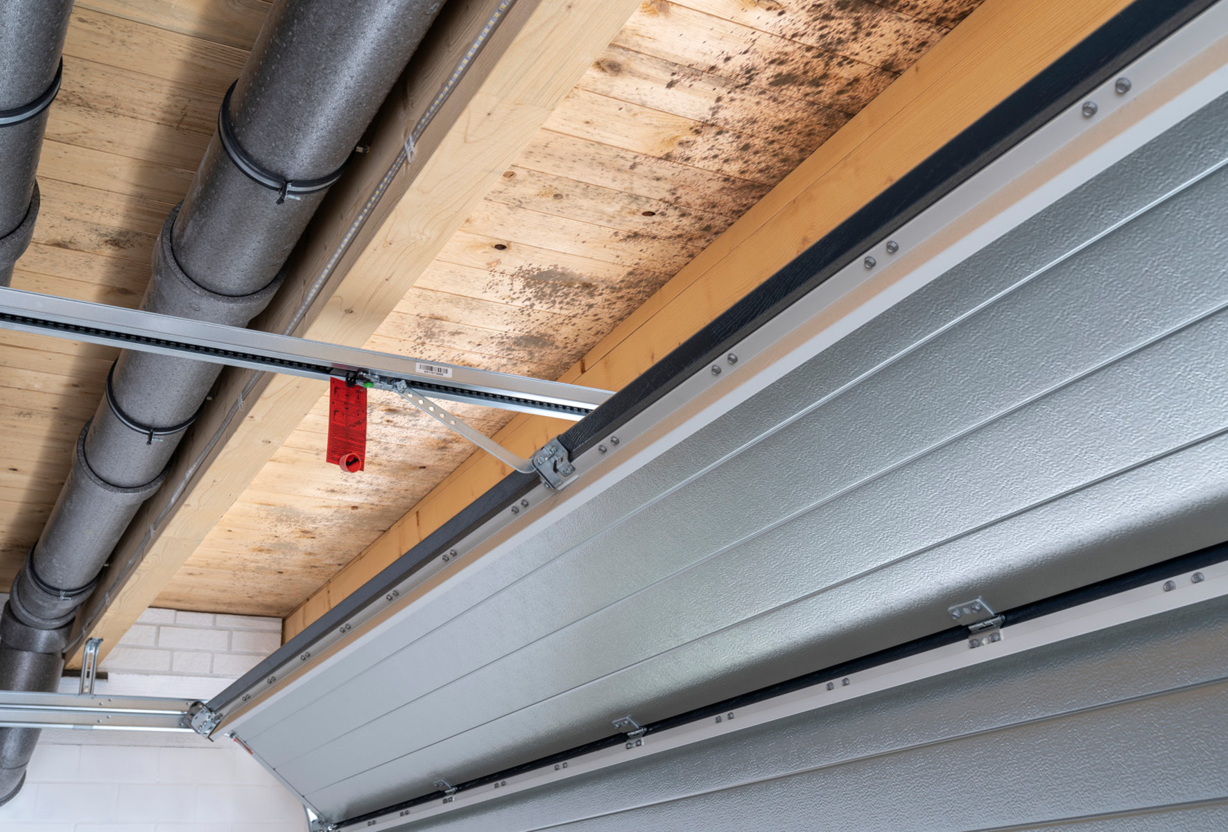 La moisissure dans le garage peut être évitée par une ventilation suffisante. 