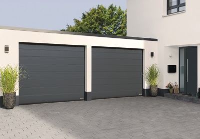 Biały budynek z drzwiami i bramami pormocyjnymi