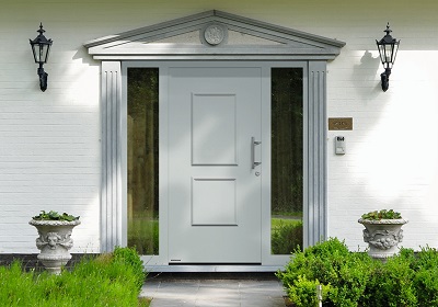Wejście do domu z białymi drzwiami w klasycznym stylu