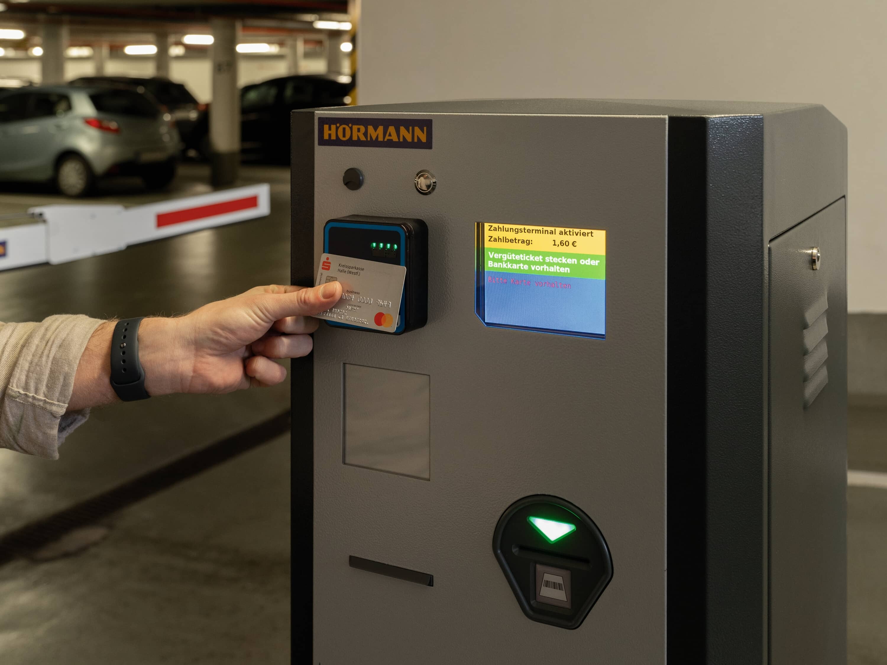 Bei der Ausfahrt kommuniziert der Chip der Bank- oder Kreditkarte mittels NFC-Technologie („Near-Field-Communication“) mit dem eingebauten Zahlungsterminal. Es werden weder Papierticket, Bargeld noch Kassenautomat benötigt.