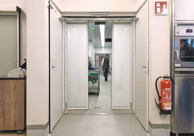 Kombinacija kliznih vrata i vrata za izlaz u slučaju opasnosti s čeličnim protupožarnim vratima ili protupožarnim vratima od plemenitog čelika ASTS / FR osnosno s multifunkcionalnim vratima ASH3 OD / FR