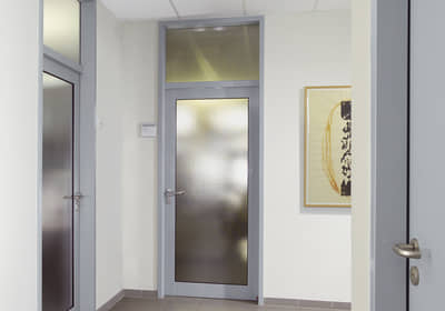 Biuro durys su dideliais įstiklinimais